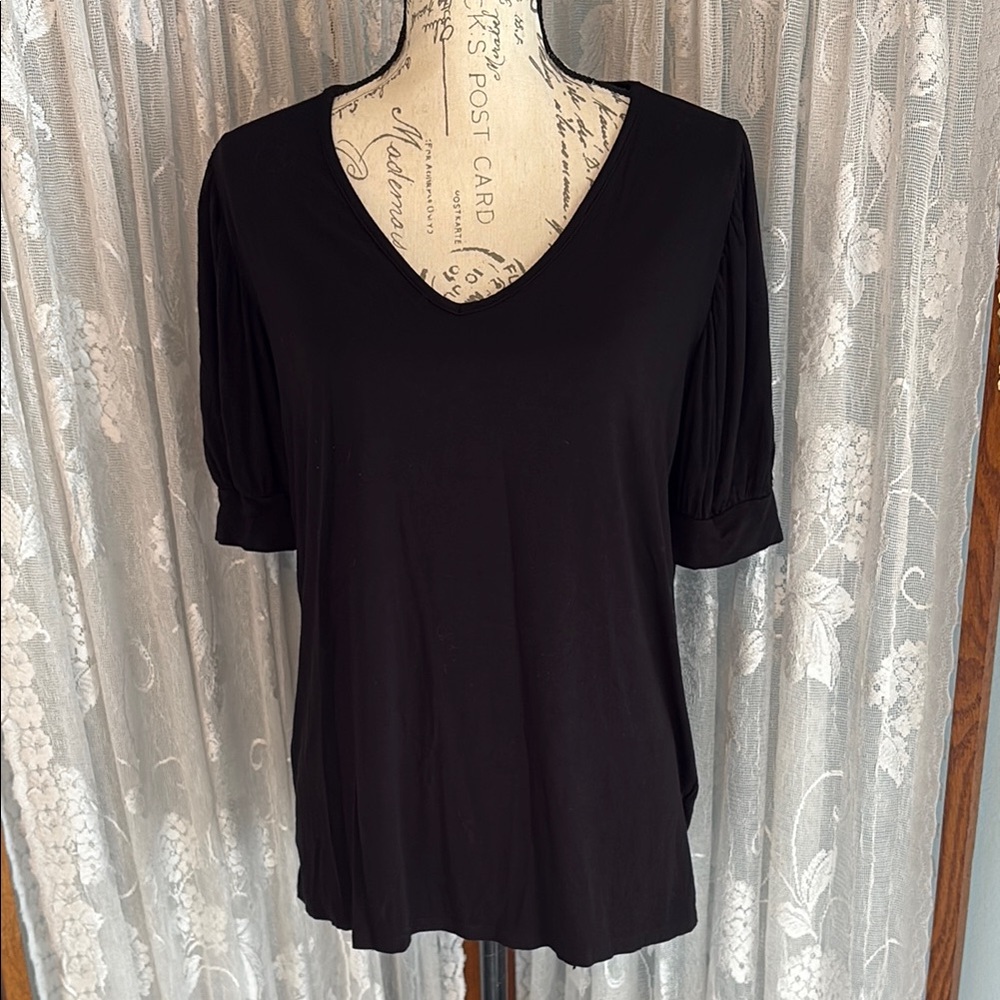 Kim & Cami Black V-neck T-Shirt